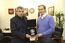 Монета из серии «Созидатели России» передана на хранение  Р. Кадырову