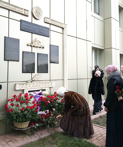 В Грозном почтили память жертв теракта в Доме Правительства