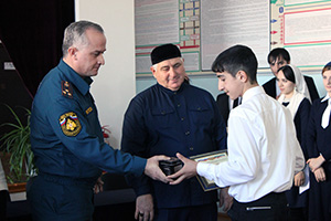 Юные герои из Горагорска получили благодарность от спасателей