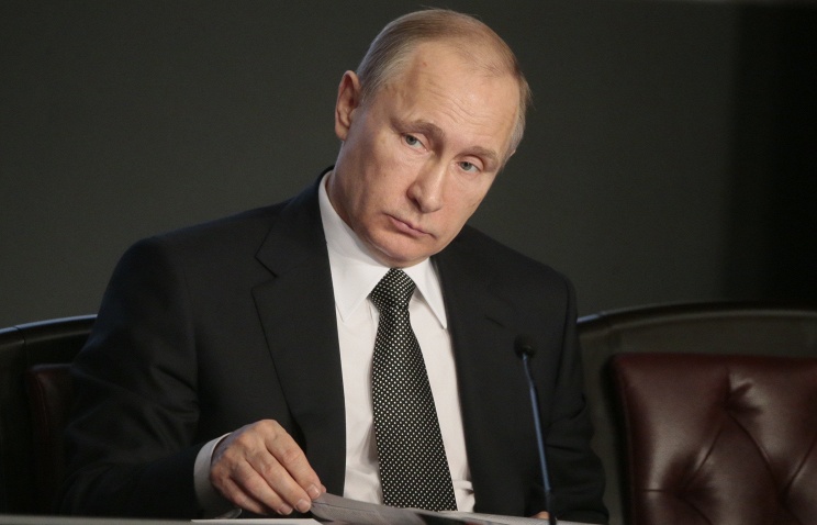 Путин сократил зарплату сотрудникам администрации президента РФ