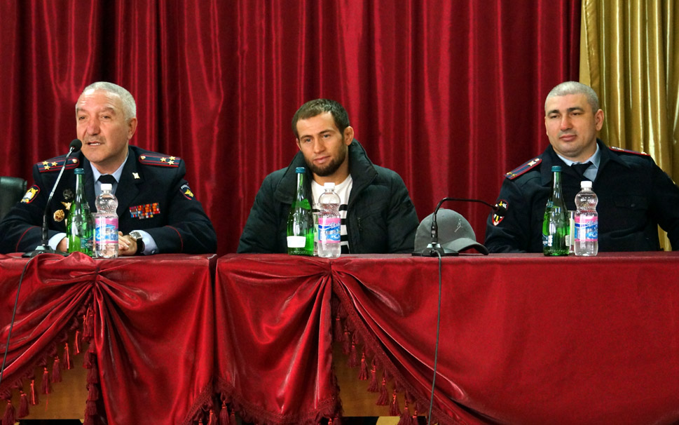 Чеченские суворовцы встретились с чемпионом мира по смешанным единоборствам
