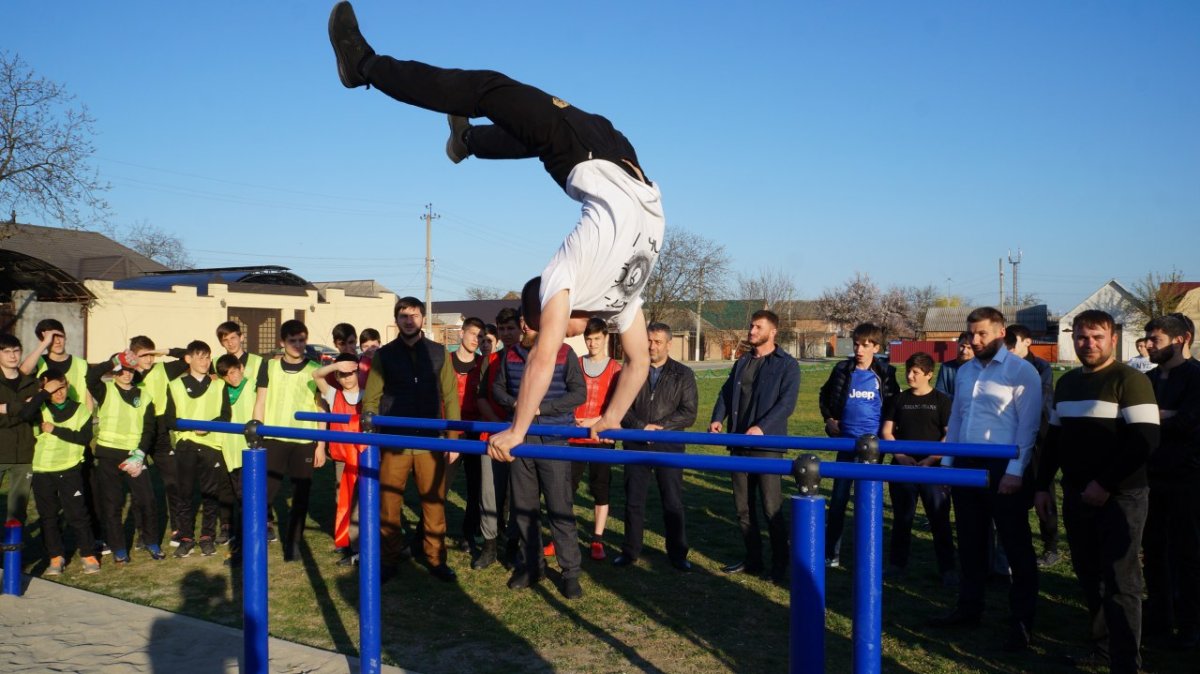 В Грозном открыли спортивную площадку по стрит-воркауту | 10.04.2019 |  Грозный - БезФормата