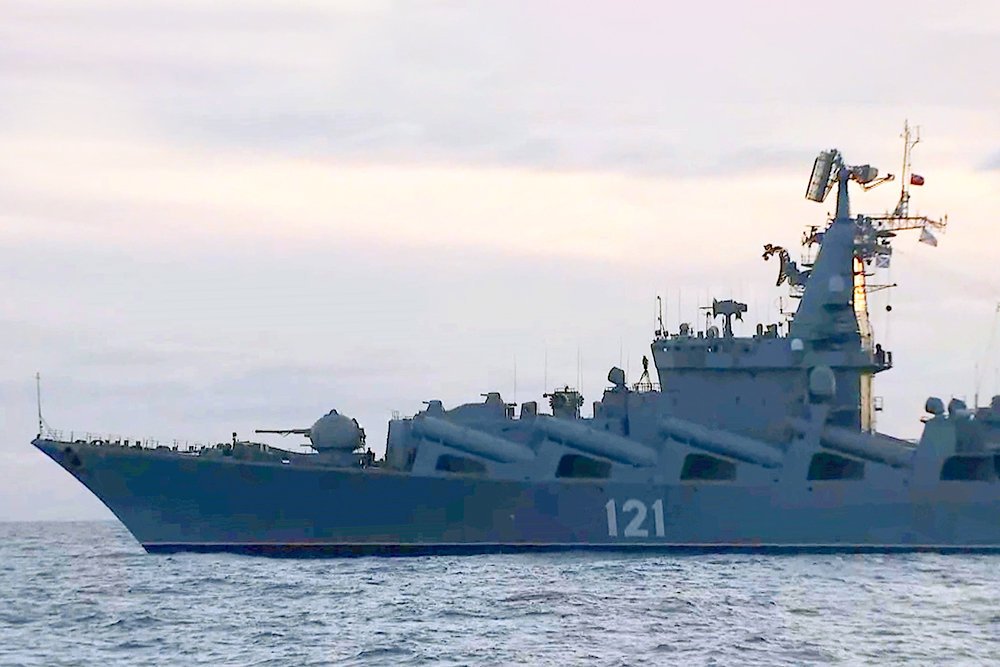 Ракетный крейсер «Москва» затонул во время буксировки