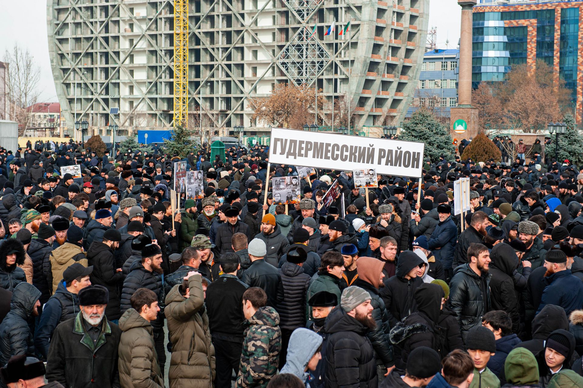 Грозный 2023. Янгулбаевых в Грозном. Митинг в Грозном против янгулбаевых. Семья янгулбаевых Чечня. Митинг в Грозном.