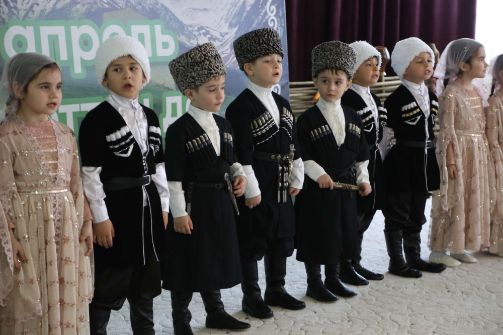 Какой праздник в чечне. Чечня праздник. С праздником на чеченском языке. День чеченского языка. Поделки на день чеченского языка.