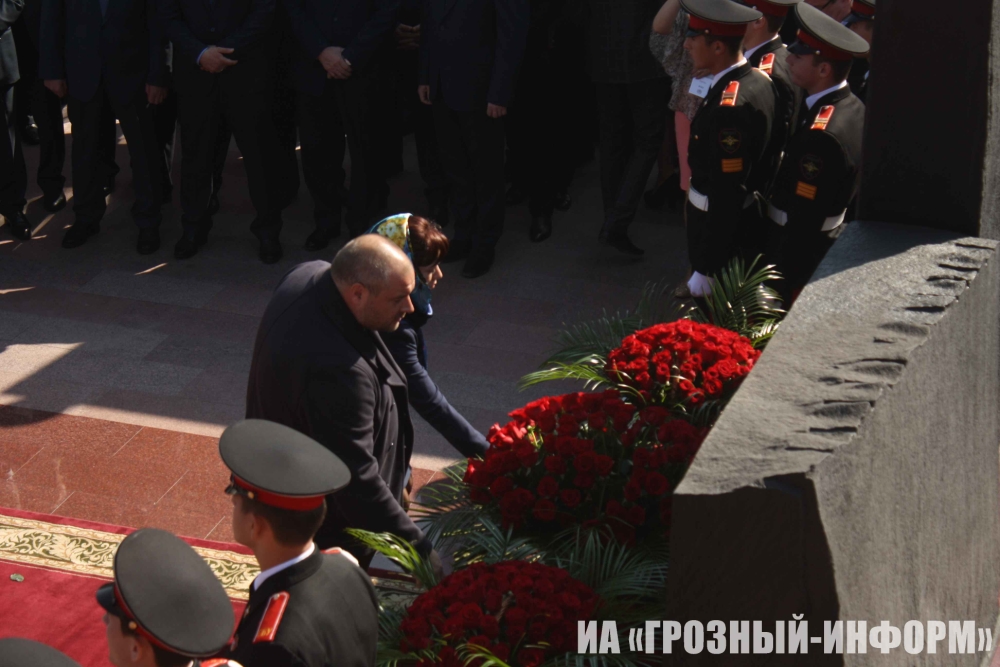 Песня на возложение цветов. Возложение цветов к мемориалу. Возложение цветов к памятнику. Возложение цветов к памятнику Иссы Плиева. Приглашение на возложение цветов.