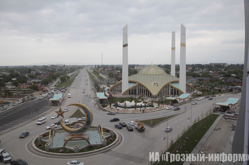 Мечеть матери аргун. Город Аргун мечеть сердце матери. Мечеть Аймани Кадыровой. Мечеть Аймани Кадыровой в Аргуне. Сердце матери Грозном мечеть в Аргун.