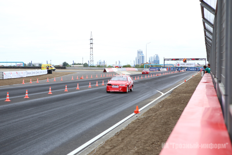 Крепость грозная автодром. Автодром крепость. Автодром Чечня. Крепость Грозная в Чечне. Крепость Грозная трасса.