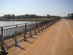 Железнодорожный мост ингури. Терек моста. Набережная реки терек набережная владикавказ. Ищерская 1999 год. Владикавказ набережная терека.