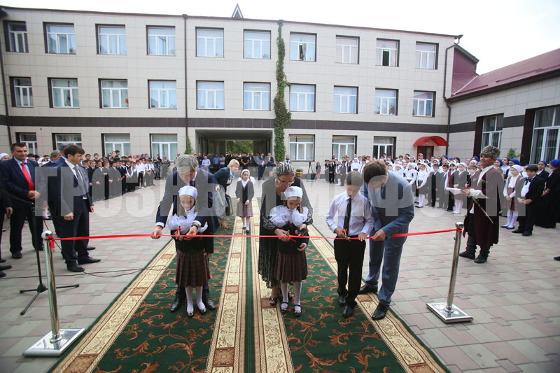 Школы в грозном. 5 Гимназия город Грозный. Гимназия 3 Грозный. Гимназия 1 Грозный. Город Грозный школа гимназия 7.