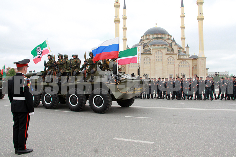 9 мая грозный. Парад в Грозном. Военный парад в Грозном. Парад Победы техника Грозный. Парад в Грозном 2002.