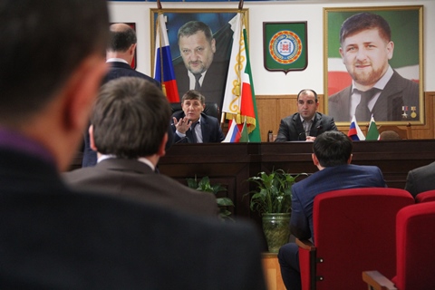 Премьер министр чечни. Министр мизо чр. Министр имущественных и земельных отношений чеченской республики. Асламбек ирасханов. Министр имущественных и земельных отношений чеченской республики.