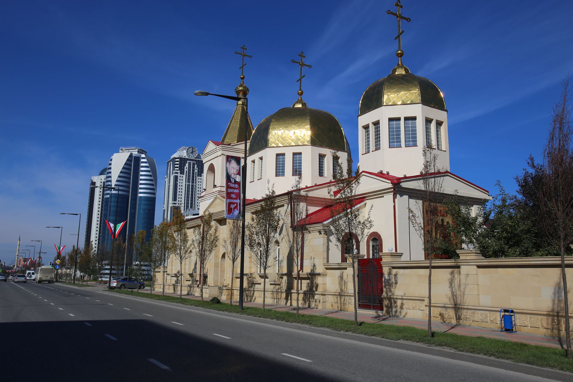 Храм архангела в грозном. Храм Михаила Архангела (Грозный). Православный храм Архангела Михаила в Грозном. Храм Архангела Михаила Чечня. Храм Михаила Архангела Чеченская Республика.