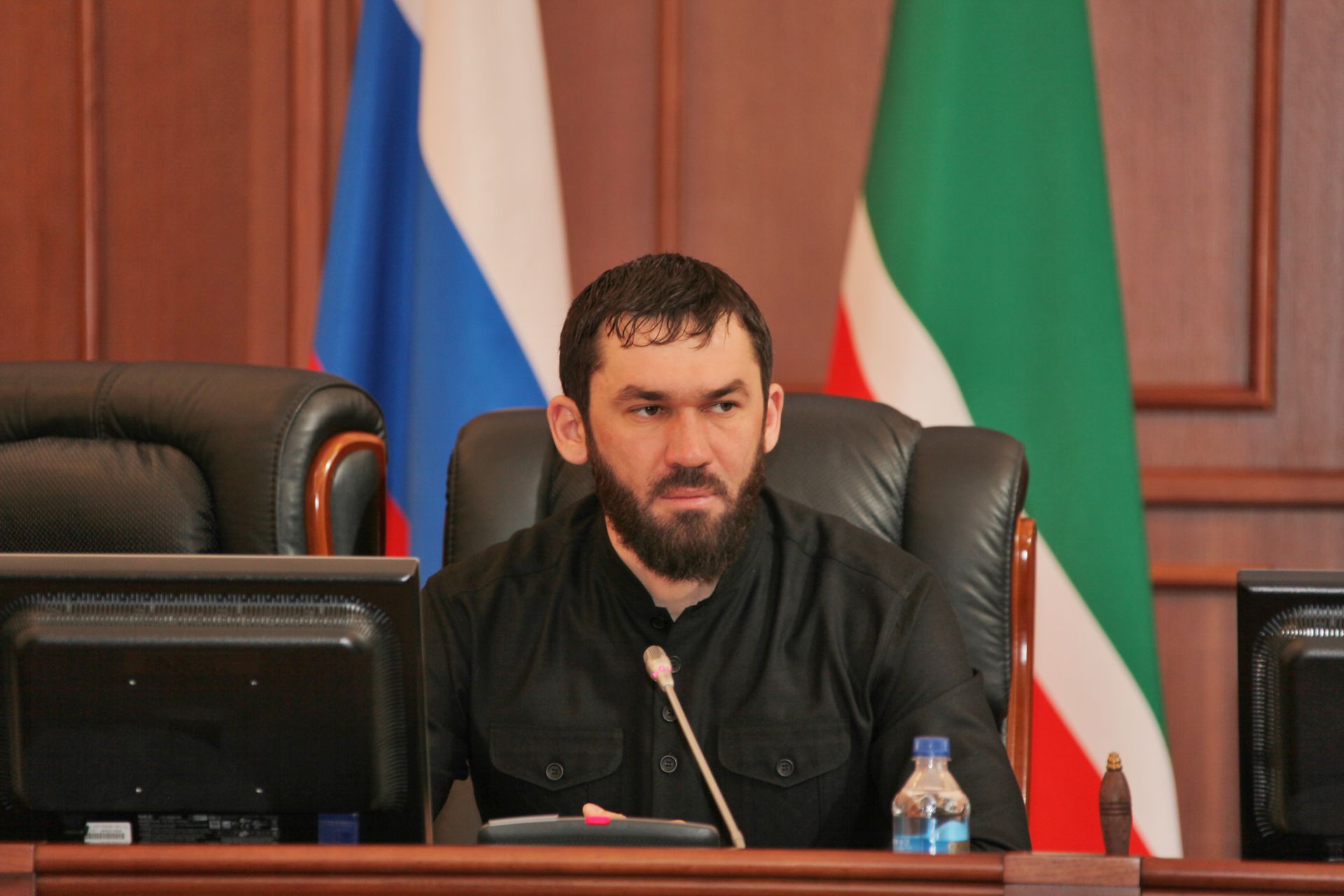 Делимханов 2005. Рамзан наказан. Председатель парламента чр магомед даудов. Рамзан кадыров и делимханов. Чиновник чеченский.