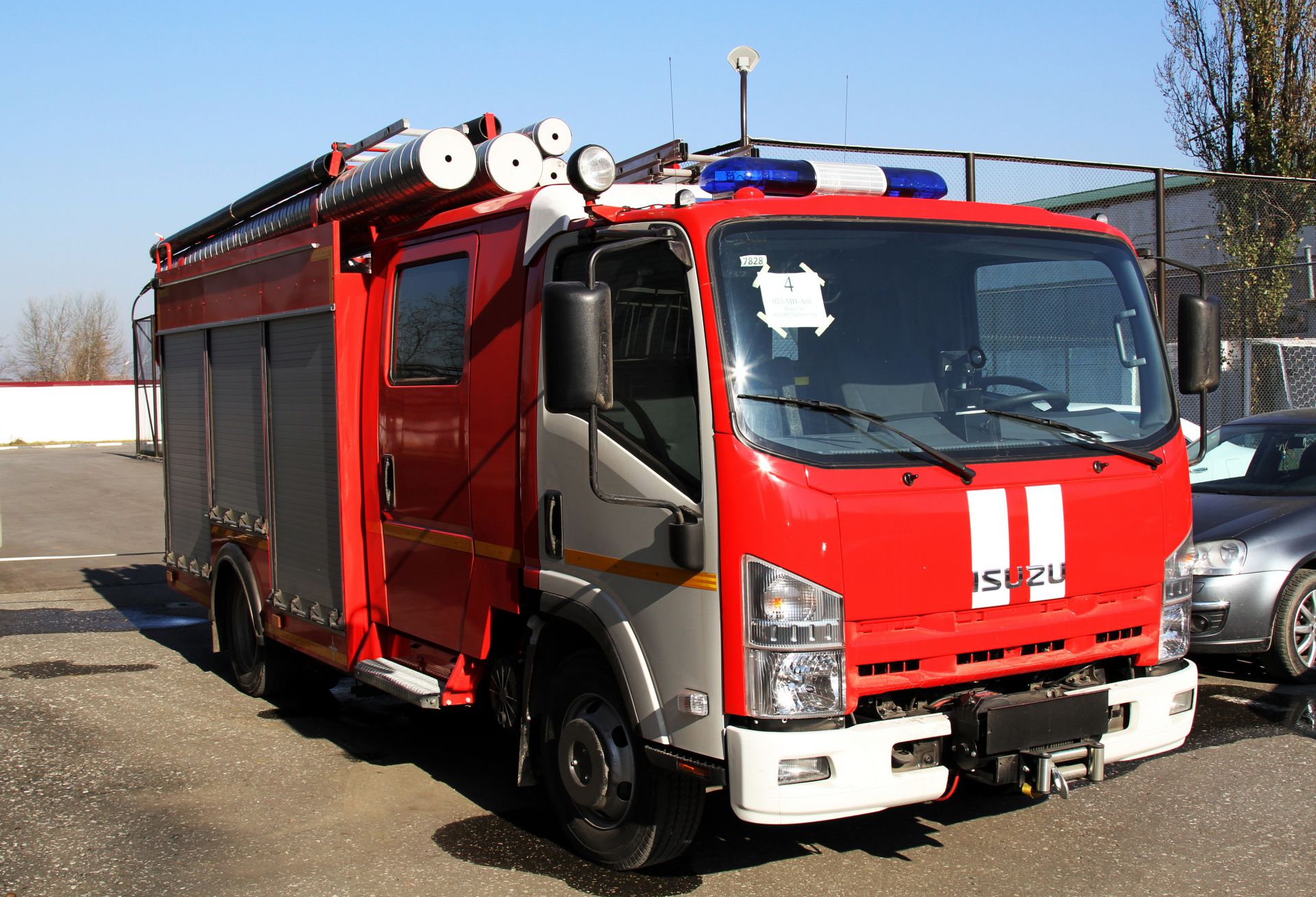 Спасательный автомобиль мчс. Исудзу пожарная машина. Аварийно спасательный автомобиль Исузу. Исузу пожарный автомобиль.