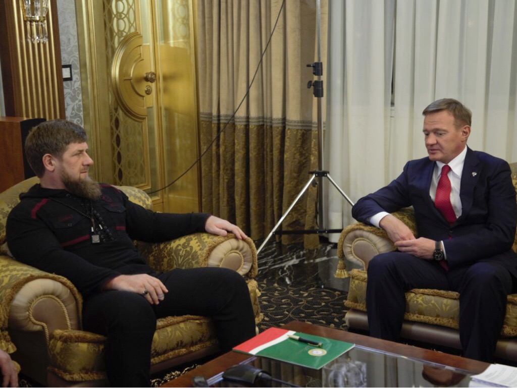Поздравление кадырову. Кадыров поздравляет. Кадыров поздравляет с днем рождения. Кадыров поздравил Путина с днем рождения. Кадыров на встрече с губернатором Курской области.