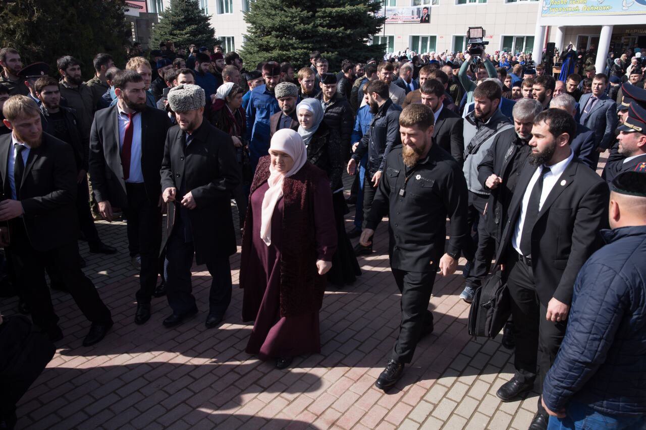 Кадыров голосует на выборах. Голосуют за Кадырова. Кадыров на выборах