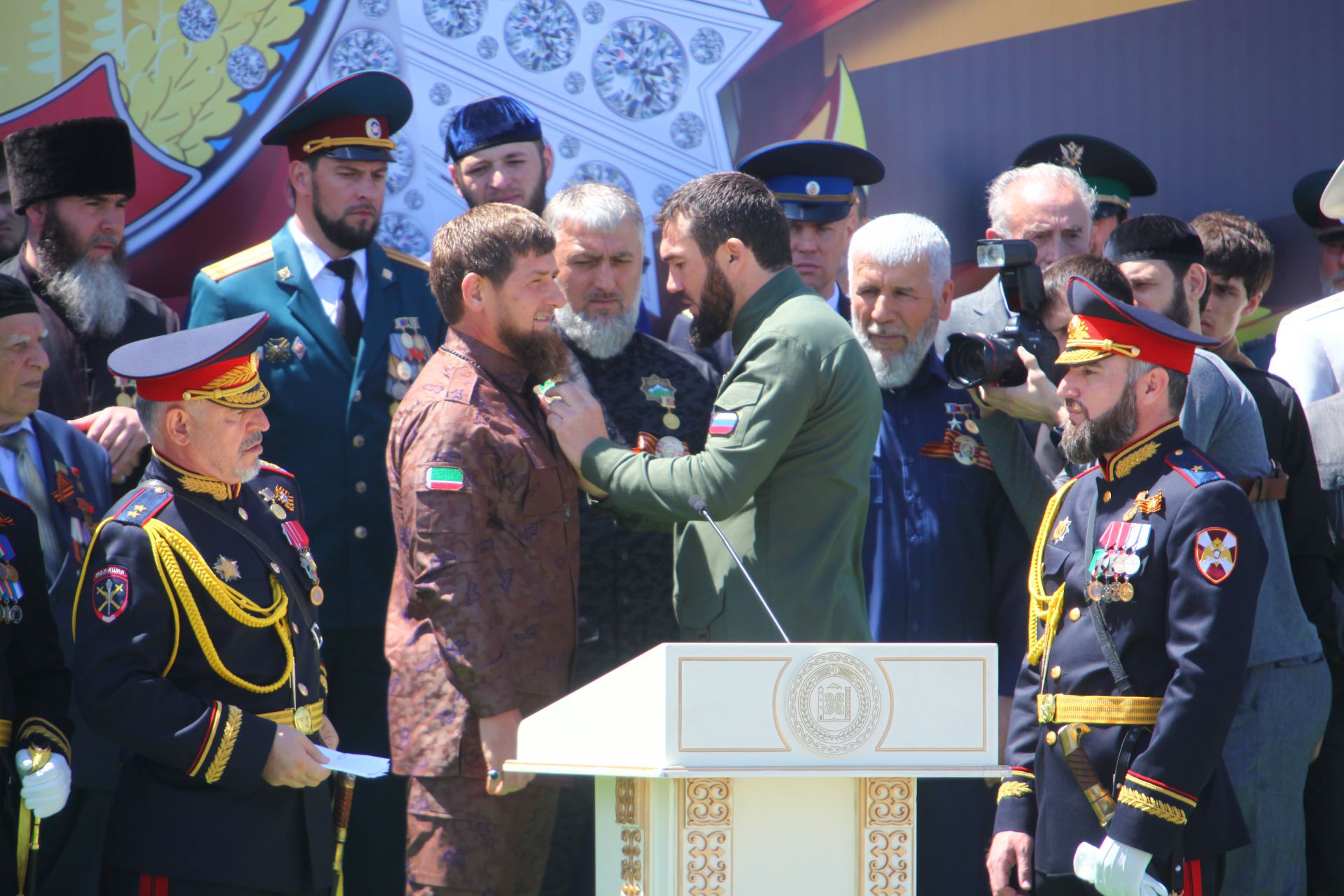 Парад победы в чечне. Награды Чеченской Республики Кадырова. Герой Чеченской Республики орден. Награждение Рамзана Кадырова звездой герой Чеченской Республики. Рамзан Кадыров в орденах.