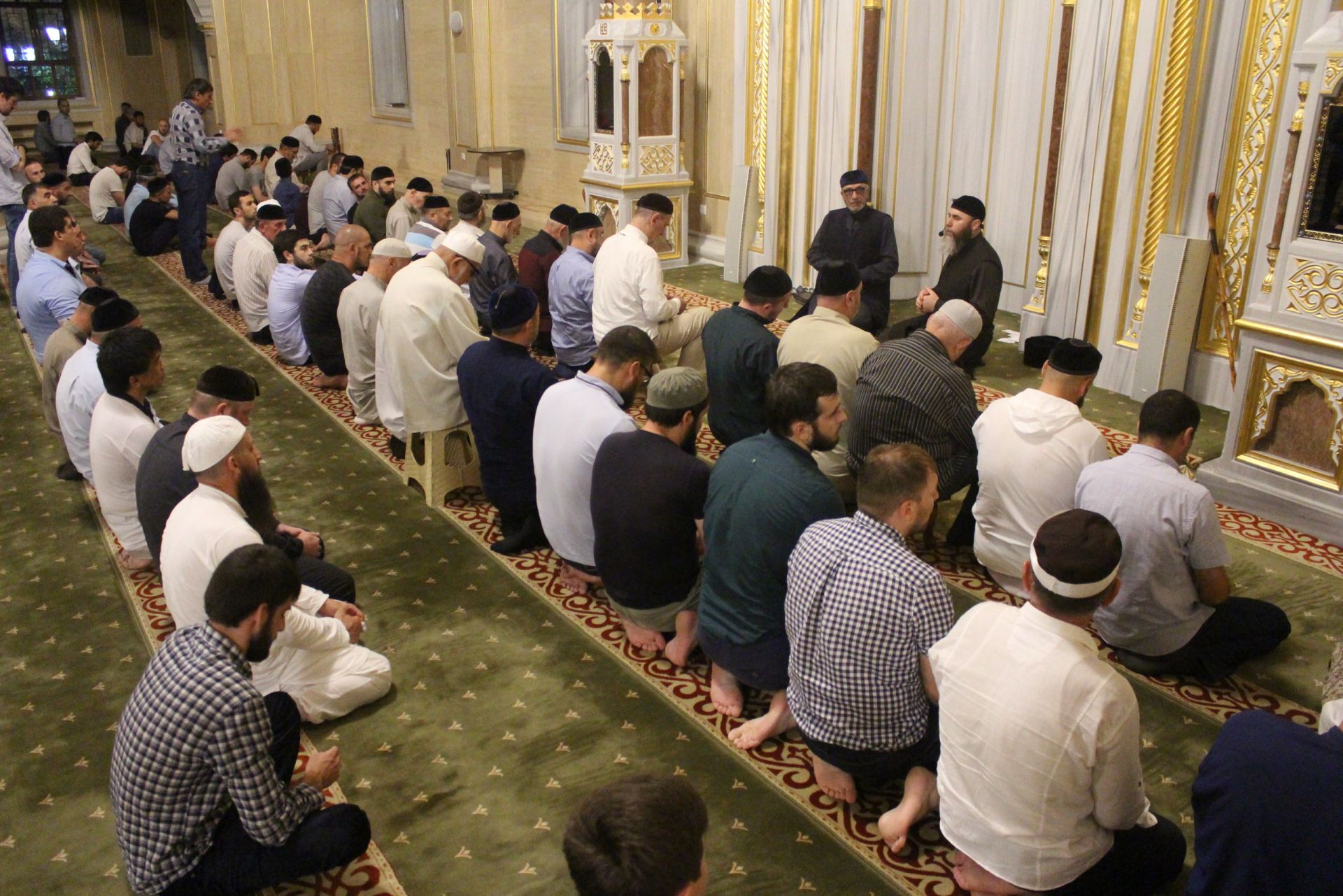 Иша намаз сегодня. Имам мечети сердце Чечни. Мечеть сердце Чечни намаз. Намаз в мечети. Молебен в мечети.