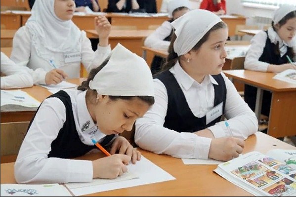 Самый лучший вуз по чеченской республике. Дети в школе чечня. Гимназия 7 грозный. Класс чеченской республике. Выпускной в чечне.