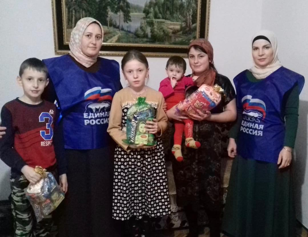 Сколько детей было у грозного. Чеченская многодетная семья. Многодетные семьи Чечни. Многодетные мамы Чеченской Республики. Статус многодетной семьи в Грозном.