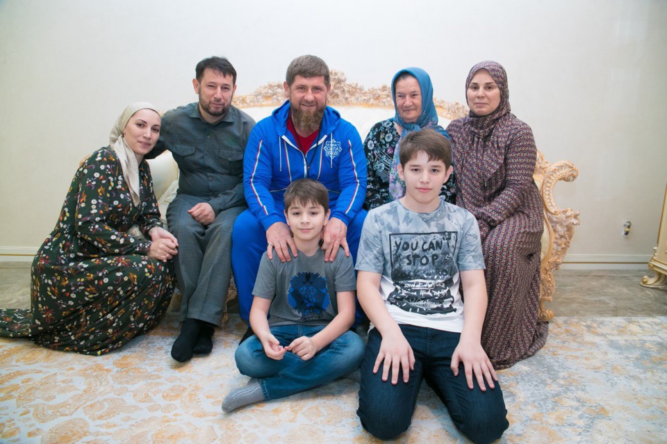 Рамзан кадыров фото с семьей