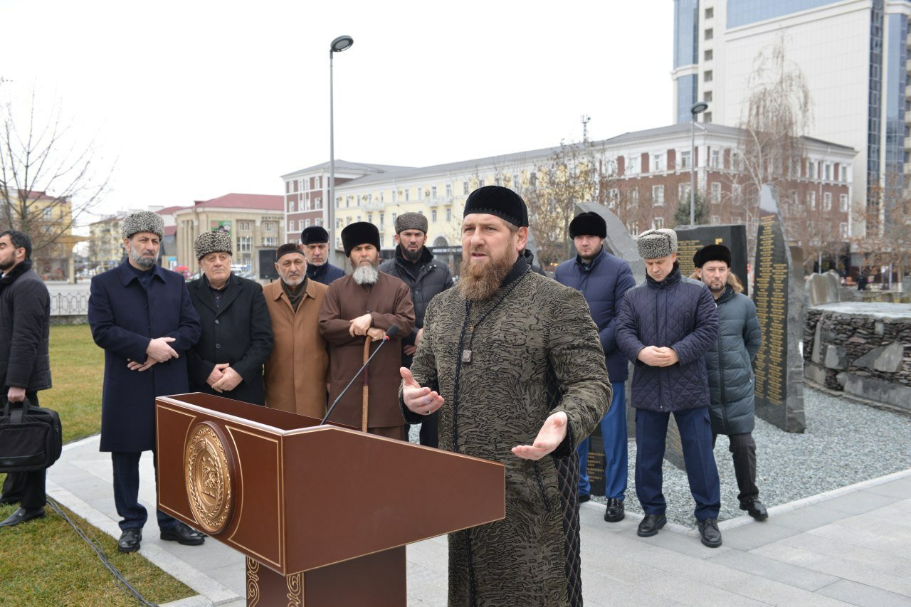 Часы сегодня грозном. Митинг в Грозном. Чеченцы митинг Грозный. Репрессии Чеченской Республики.