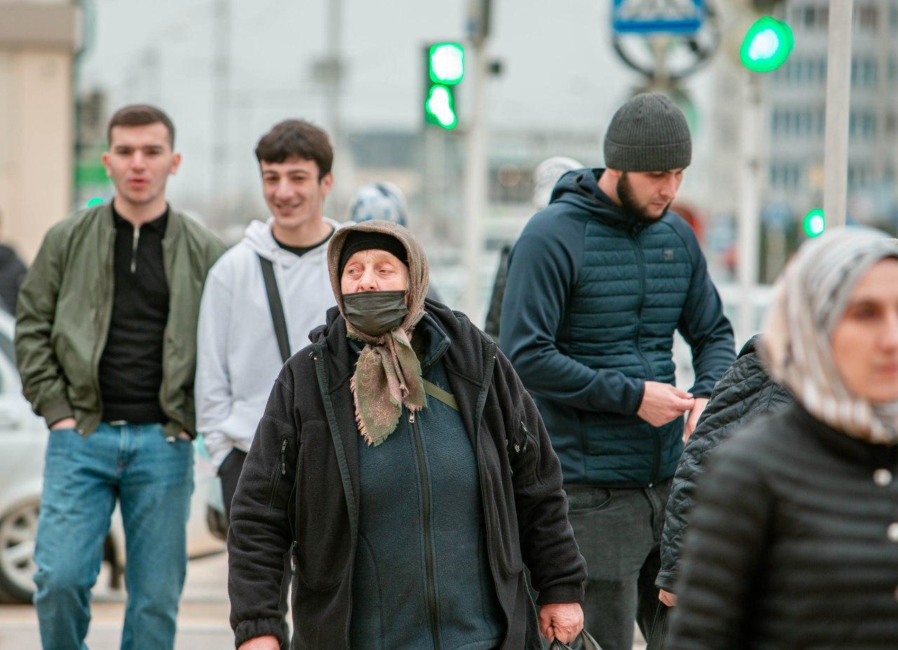 Граждане 50. Жители Грозного. Грозный люди маски. Безработица в Чечне. Население Чеченской Республики.