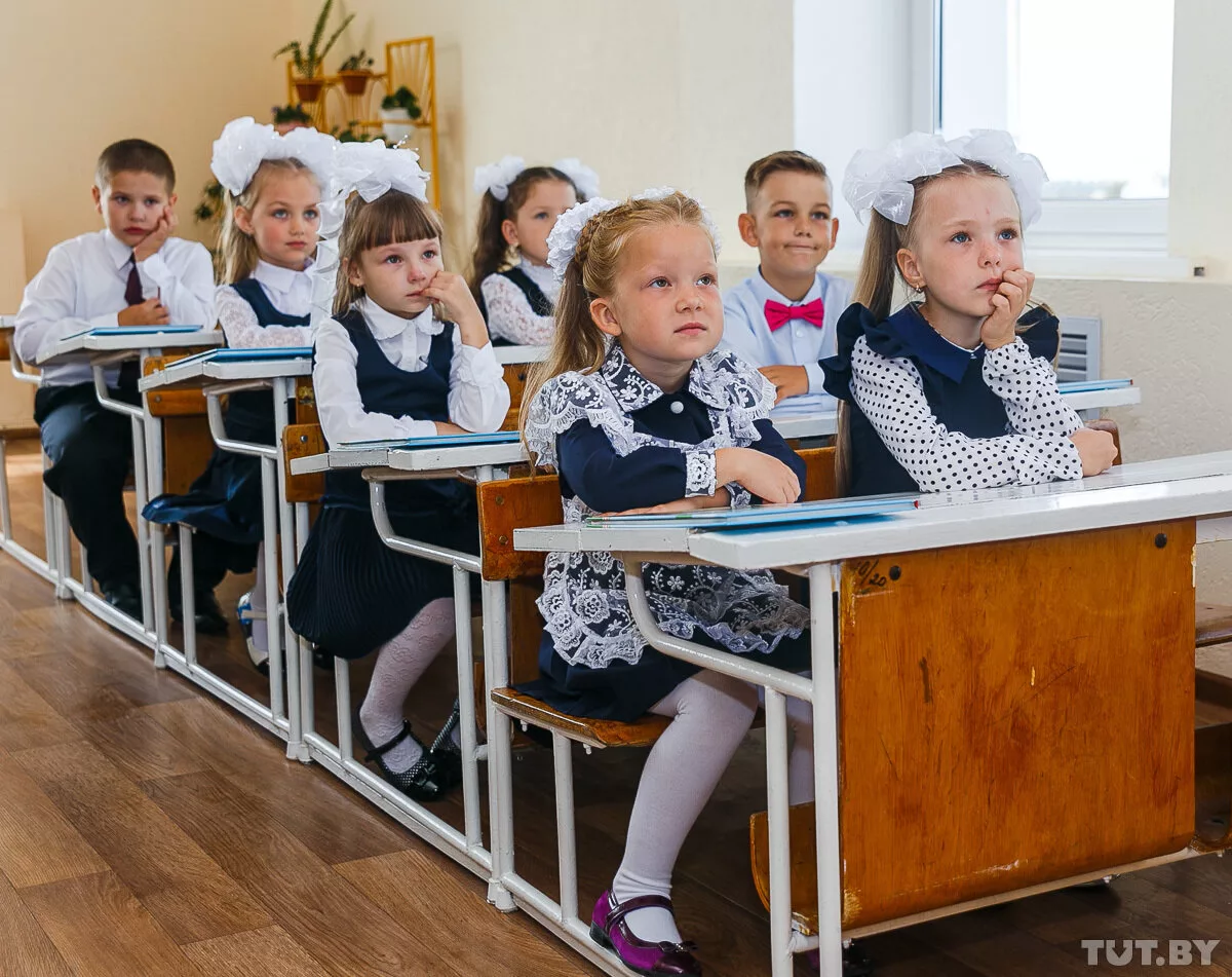 К новому году в классе школьники подготовили. Первоклашки в школе. Первоклассники в классе. Школа первоклассника. Первоклассник за партой.