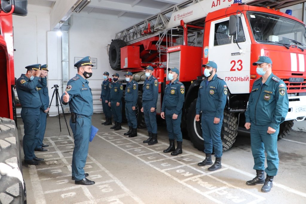 При смене караула пожарные автомобили. МЧС Чеченской Республики. Пожарные Чечни. Пожарные автомобили Чеченской Республики. Восстановление боеготовности подразделения пожарной охраны.