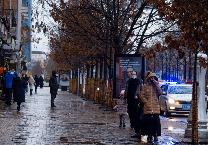 Погода в грозном в марте. Первый снег в Грозном. Грозный в ноябре фото. Грозный люди на улицах. Жители Грозного.