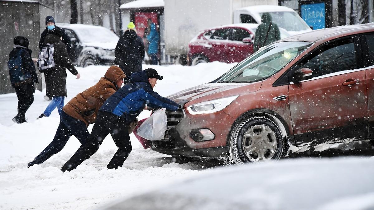 В феврале прошли сильные снегопады. Снег в Москве. Снегопад коллапс. Снежные заносы в Москве. Гололедица снежные заносы.