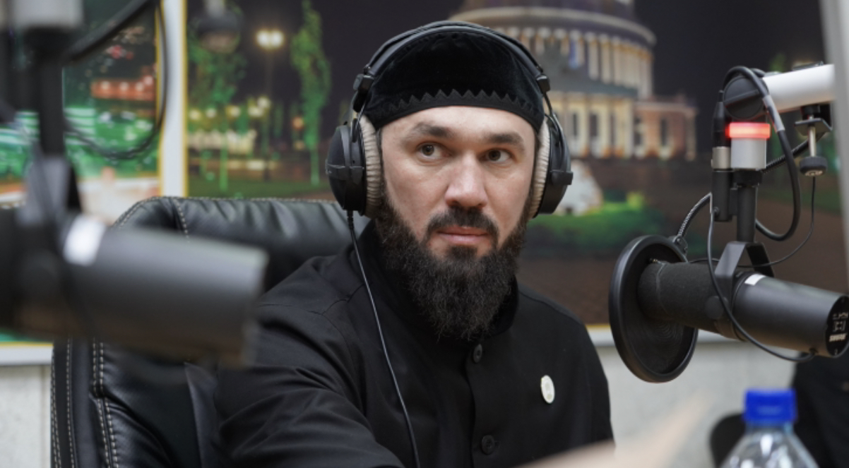 Глава чечни рамзан кадыров. Чеченский м. Кадыров бежит. Халид кадыров. Кавказская прическа махачкалинка.