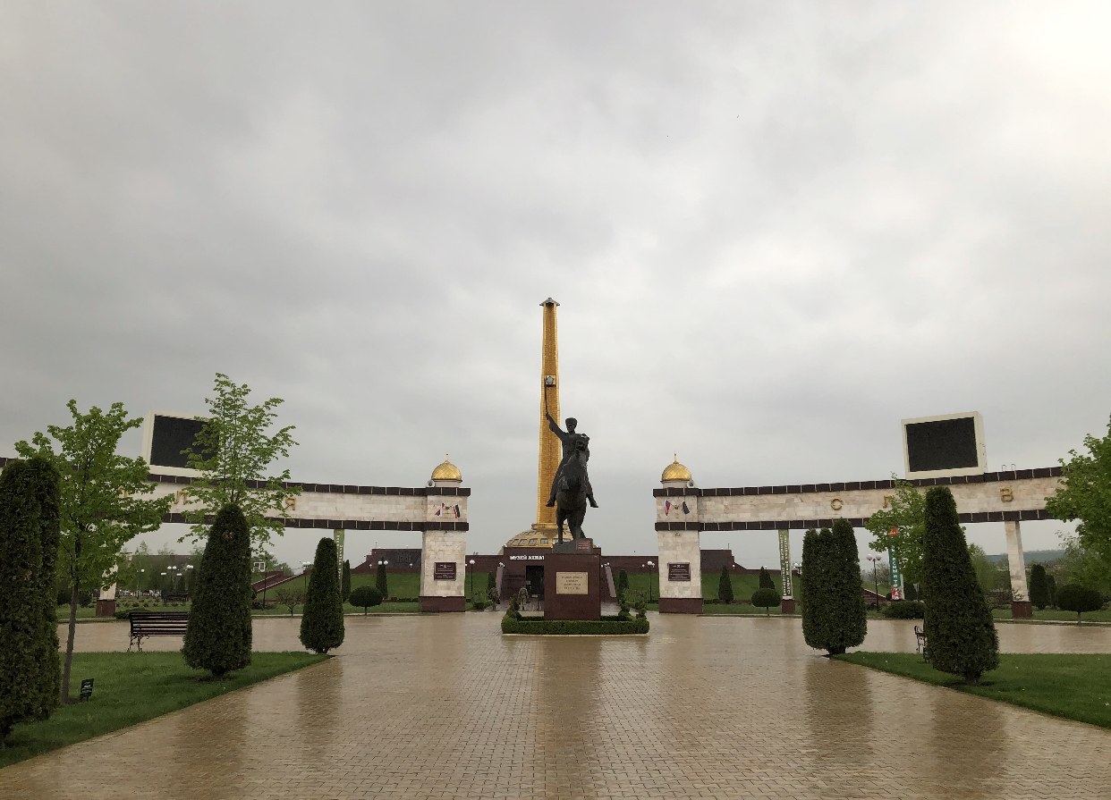 Комплекс слава. Мемориальный комплекс славы имени Ахмата Кадырова. Мемориал славы Лев толстой. Мемориальный комплекс славы имени Ахмата Кадырова Википедия. Мемориальный комплекс славы имени Ахмата Кадырова Грозный фото.