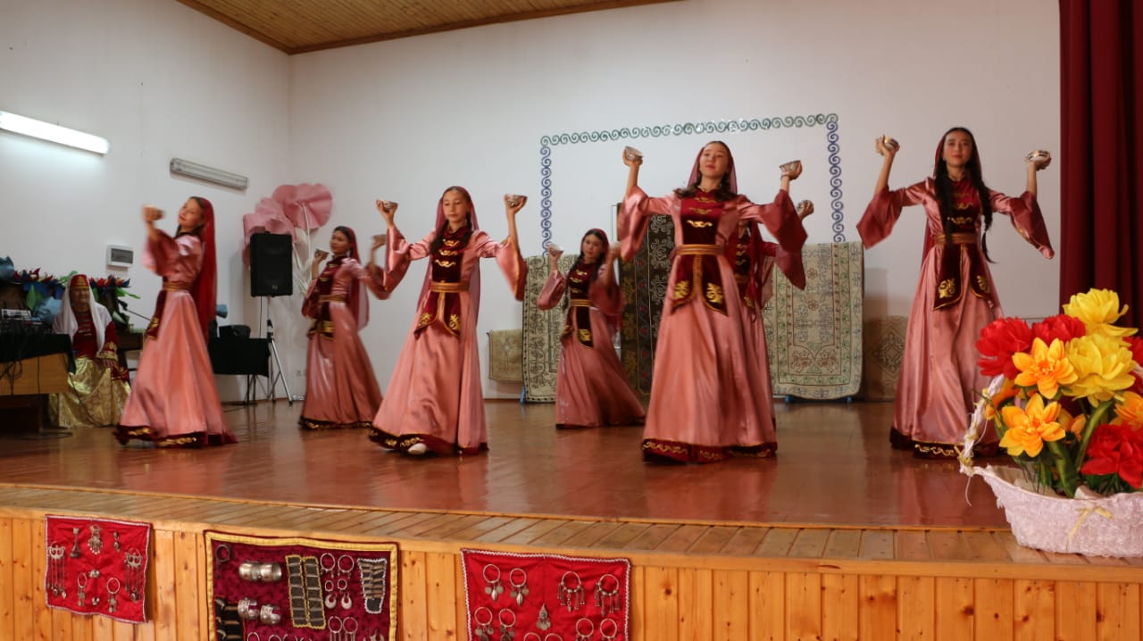 Погода в сары су. Ногайские женщины. Сары Су. Население Сары Су Шелковской. Село Сары-Су.