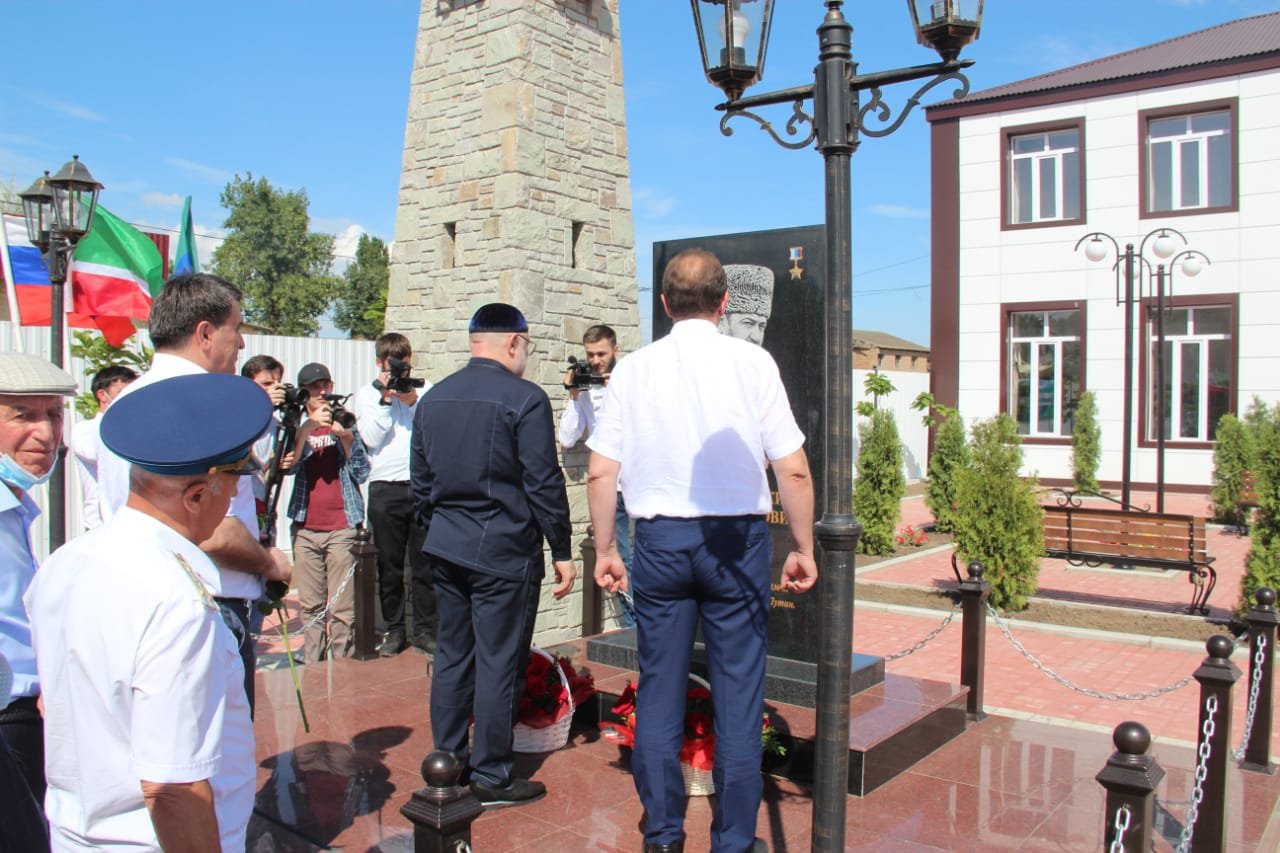 Дагестан открыли границы. Памятник Ахмату Кадырову в новом Хушете. Памятник Кадырову в Махачкале. В Грозном мемориал часы.