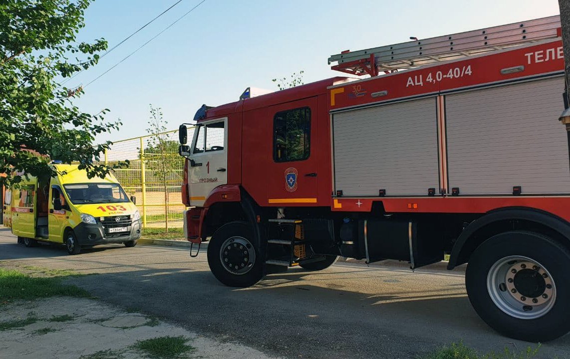 В Грозном спасли рабочего, застрявшего между стенами дома и забора |  06.08.2021 | Грозный - БезФормата