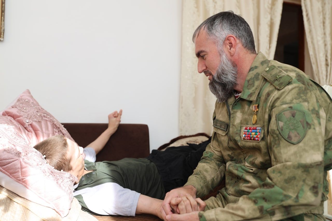 гуманитарный груз для мариупольских жителей от фонда кадырова. помощь ахмату. ахмад хаджи и рамзан. региональный общественный фонд имени ахмата кадырова. помощь ахмату.