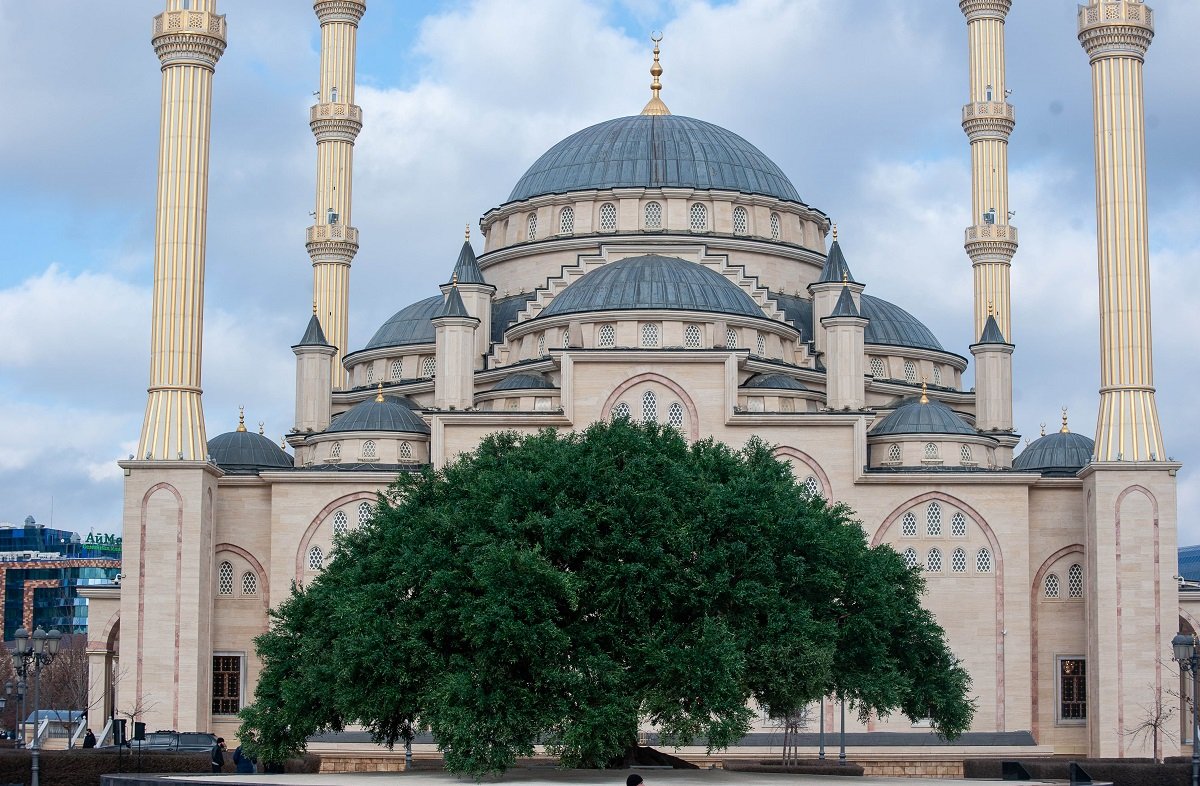 Архитектура мусульманских мечетей грозном. Мечеть имени исы в чечне. Главная мечеть в грозном. Мечеть имени исы в чечне. Мечеть имени рамзана кадырова в грозном.