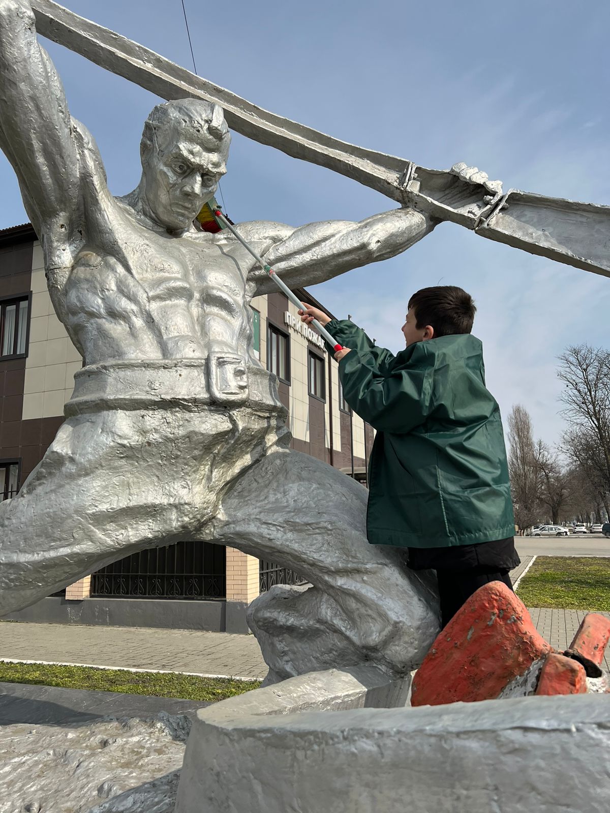 В Грозном провели очистку военных памятников и мемориалов | 22.02.2022 |  Грозный - БезФормата