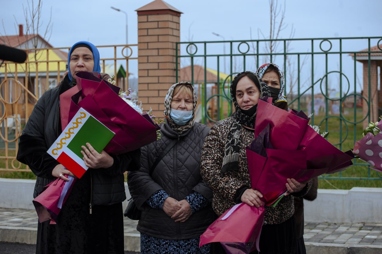 Чгтрк грозный новости сегодня. Фонд Кадырова. Фото Грозного сейчас. Малоимущая семья. Малоимущим семьям с детьми.