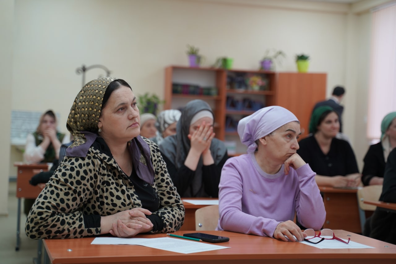 Тандем чгпу грозный. Чеченки в школе. Грозный школа. Слабослышащих школа Грозный. Грозный школа 22.