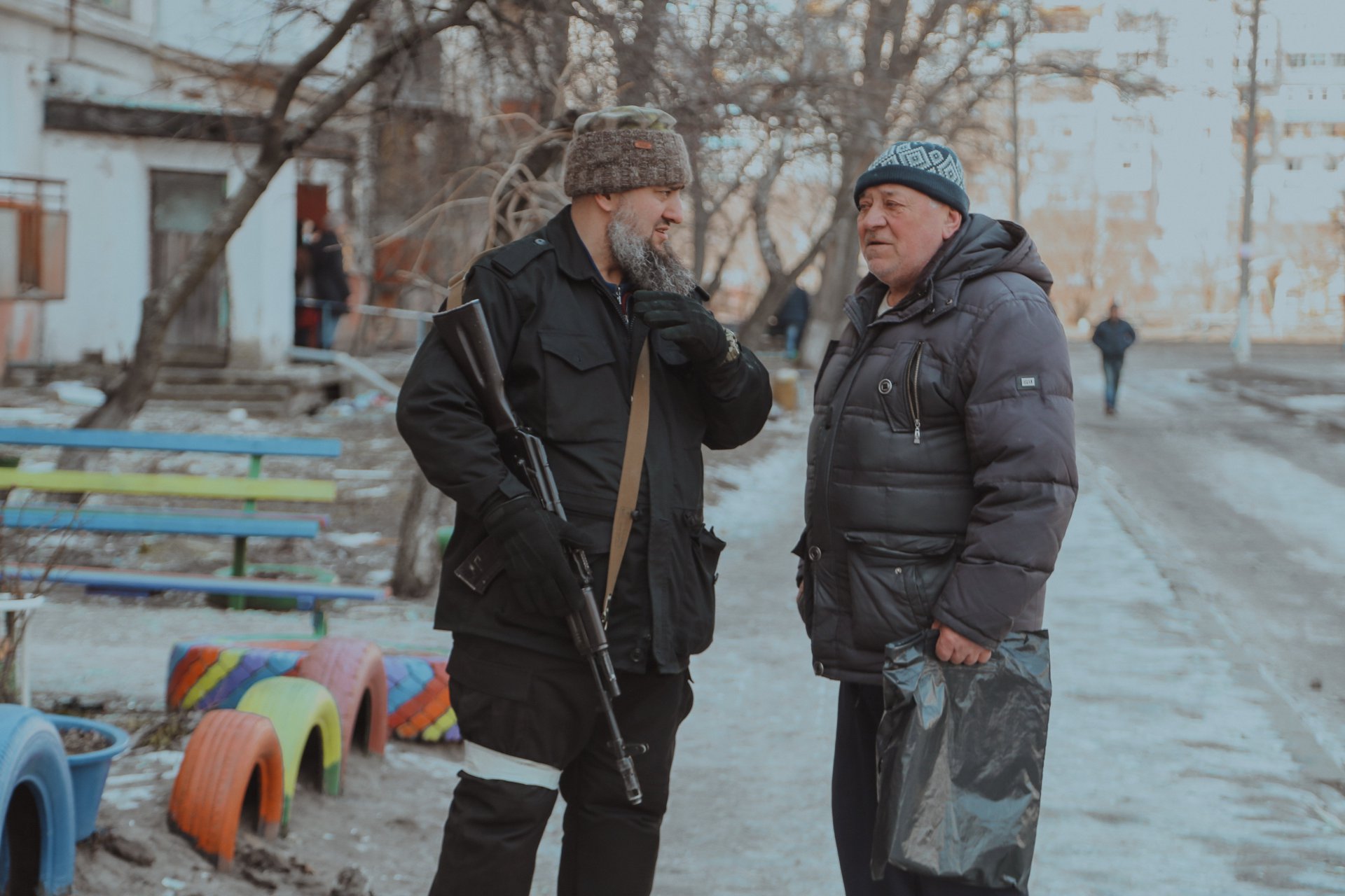 Житель города 4. Жители Грозного. Городской фоторепортаж. Грозный 2004. Грозный население.