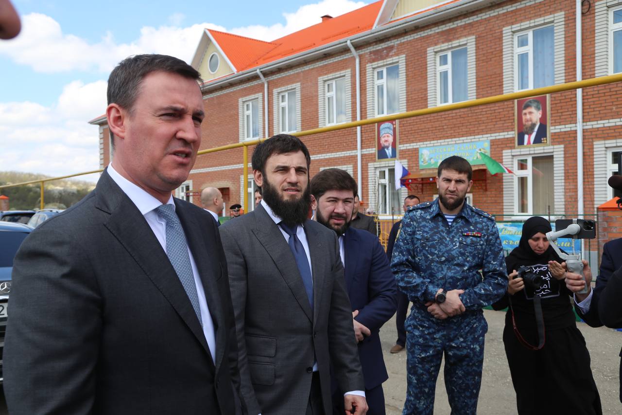 Дмитрий Патрушев посетил детский садик в селе Бамут | 15.04.2022 | Грозный  - БезФормата