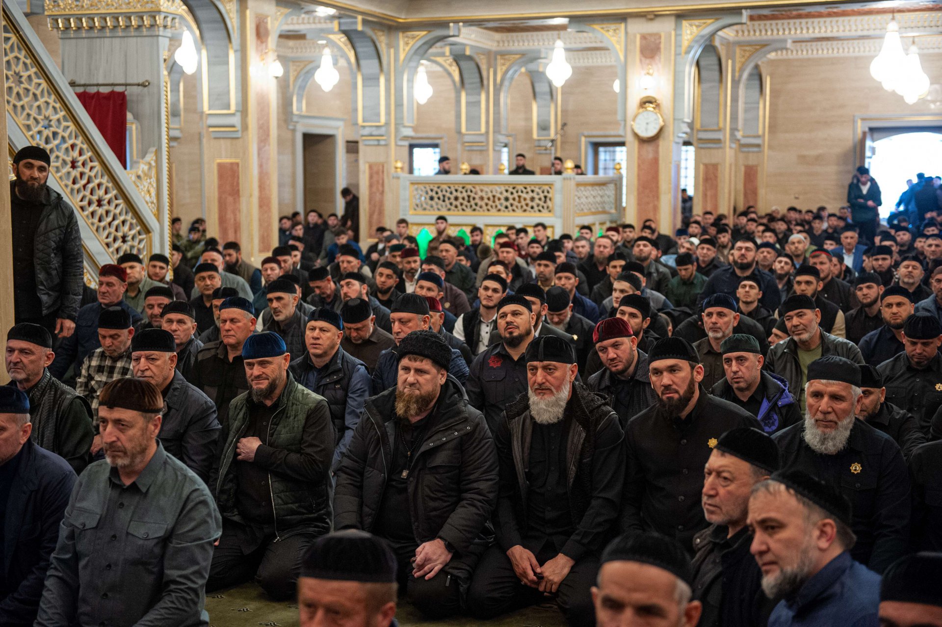 село центарой курчалоевского района. село центорой чечня. ахмат-юрт курчалоевский район. село кадырова. могила ахмад хаджи кадырова.