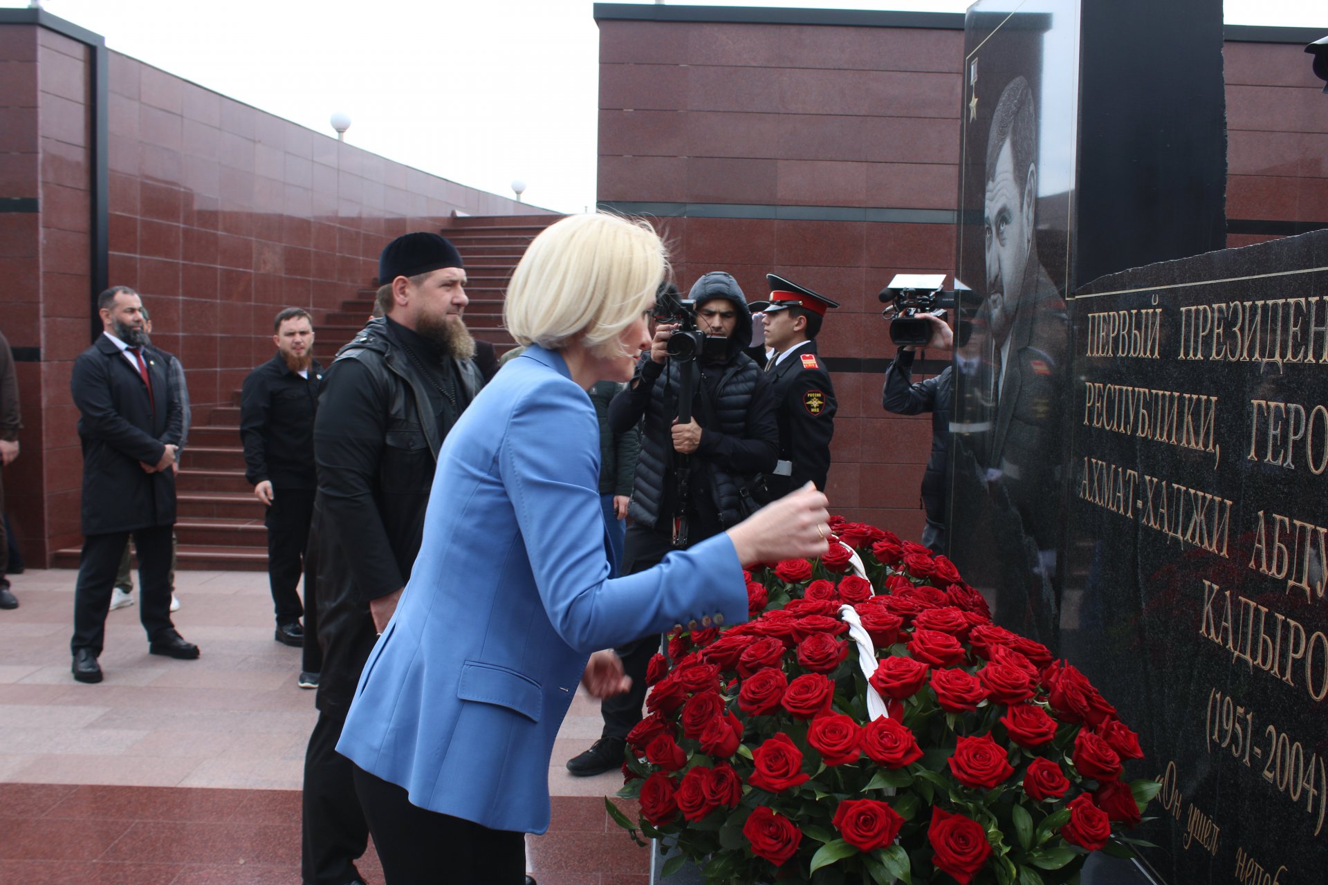 Кадыров новости сегодня здоровье. Возложение цветов к мемориалу памяти. Возложение цветов к памятнику президентом. Возложение цветов мемориалу славы.