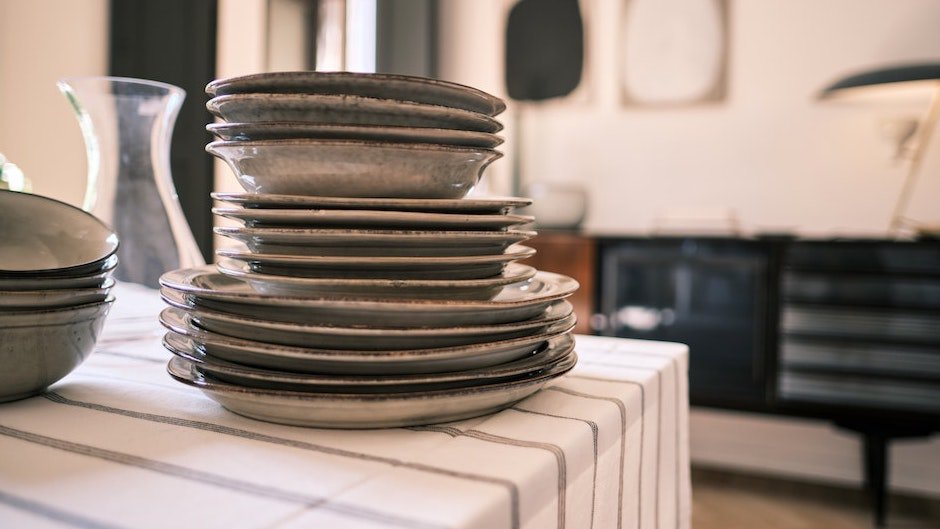 Сковородки казан горница. Красивая посуда из китая. Посудомойка девушка. Итальянская посуда lagostina. Посудомойка на кухне.