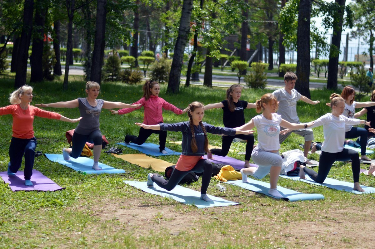 Дети занимаются спортом на улице