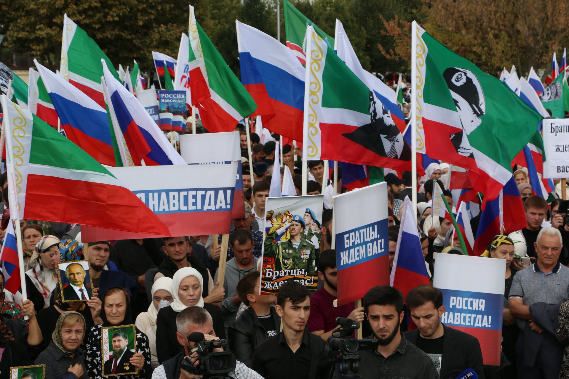 Чеченский референдум. Митинг в Грозном. Жители Чечни. Чеченцы фото.