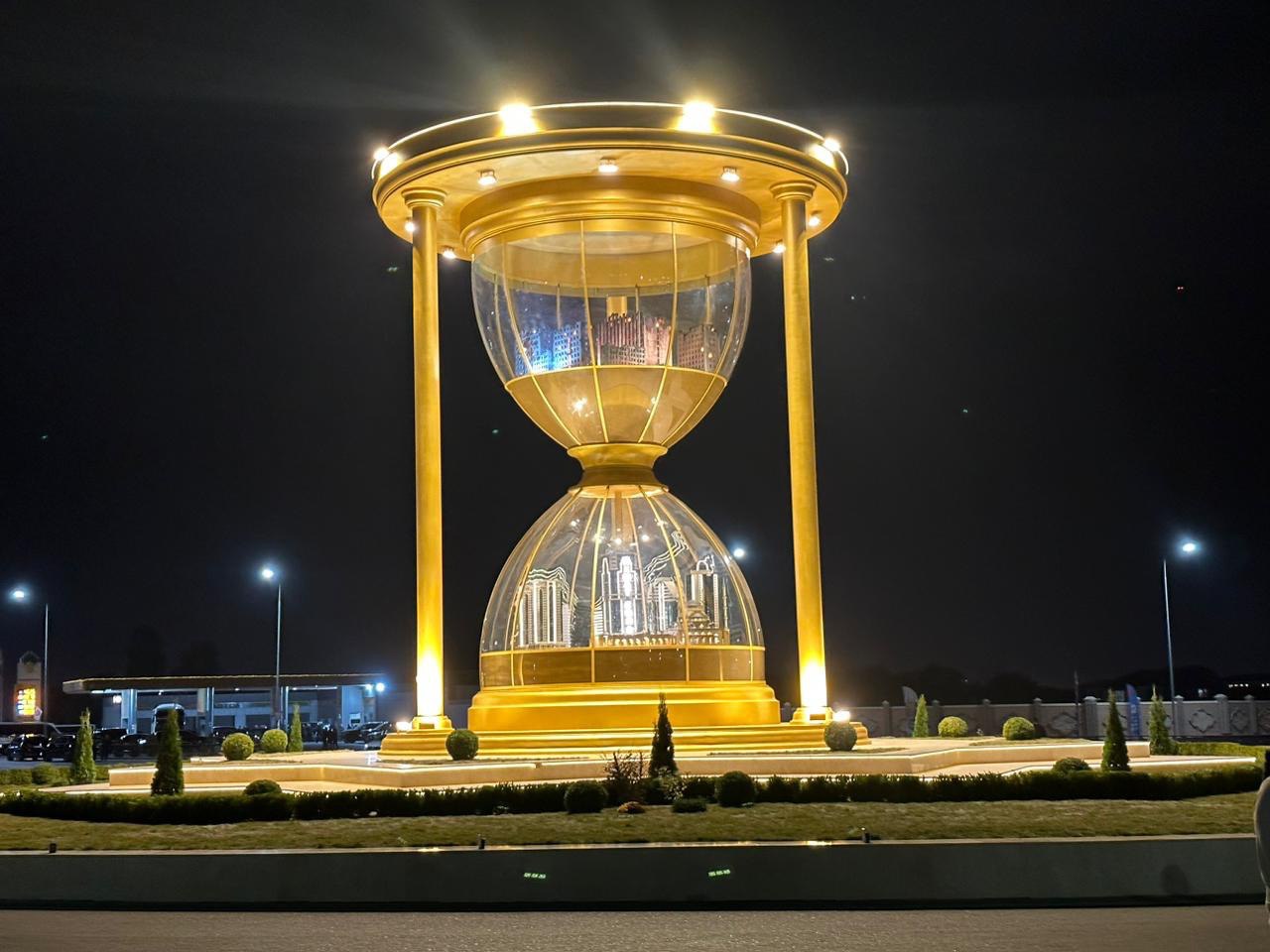 Часы сегодня грозном. Песочные часы Грозный памятник. Песочные часы город Грозный. Инсталляция песочные часы Грозный. Мемориал в Грозном песочные часы.